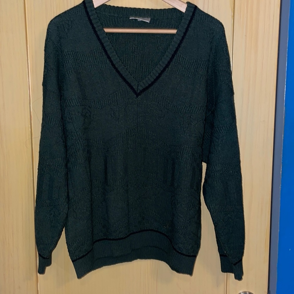Pelo V-neck sweater. Beautiful green with great detail
